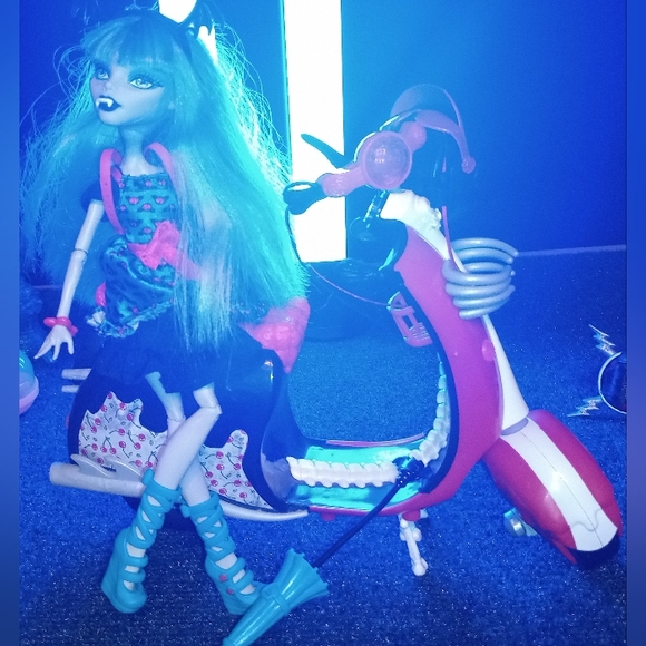 Monster High Freaky Fushion Ghoulia Yelps & Operetta + Zombie Scooter Bundle - Picture 5 of 11